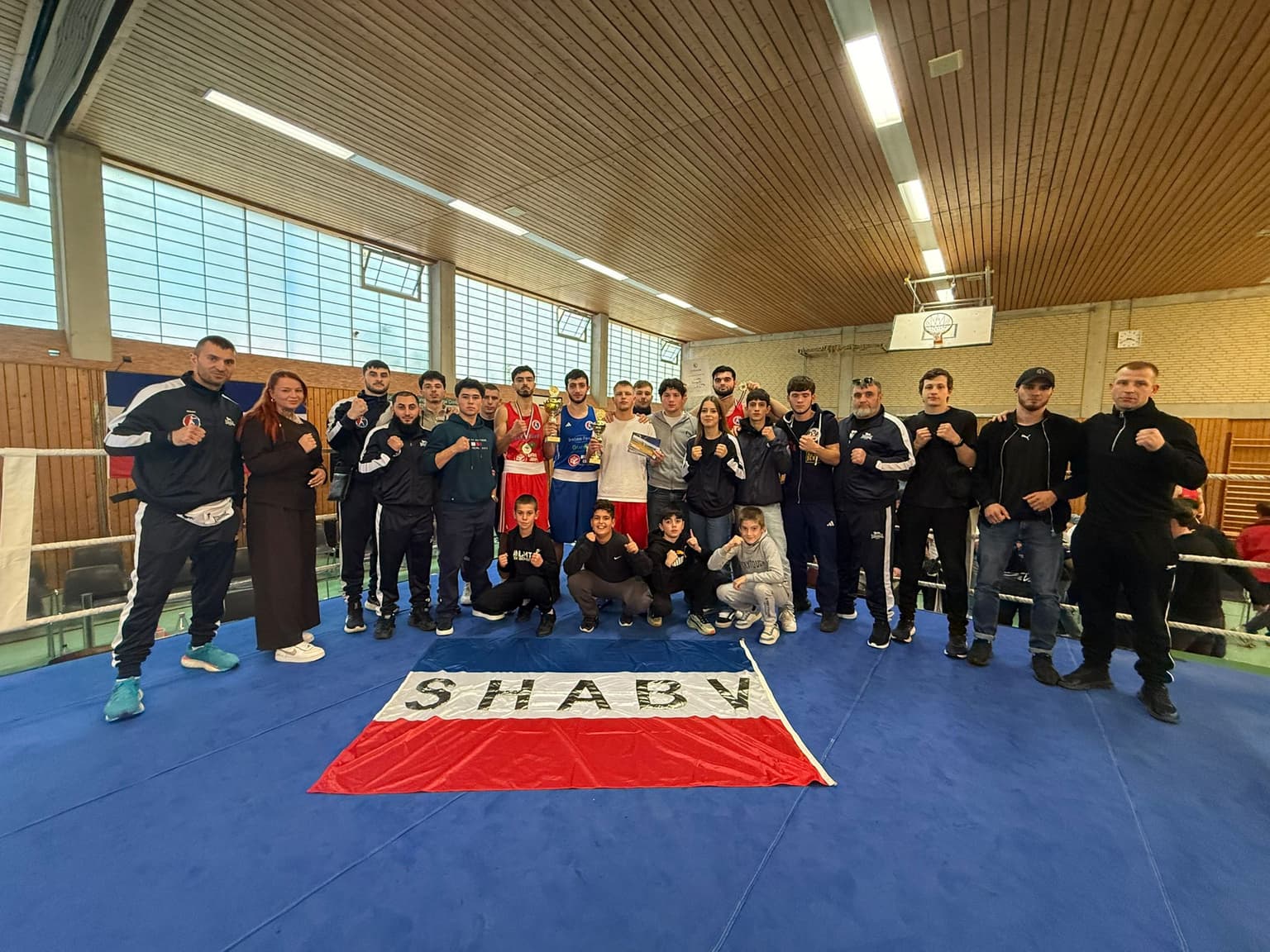 Die Vereinsfamilie von Unlimited Boxing nach einem Wettkampftag